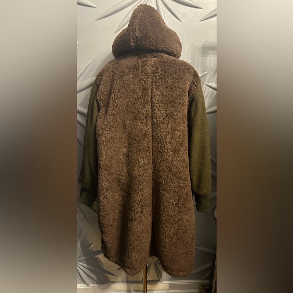 NWOT American Eagle SZ L brown/green faux fur coat w/fabric sleeves/bust 54” - Picture 7 of 15